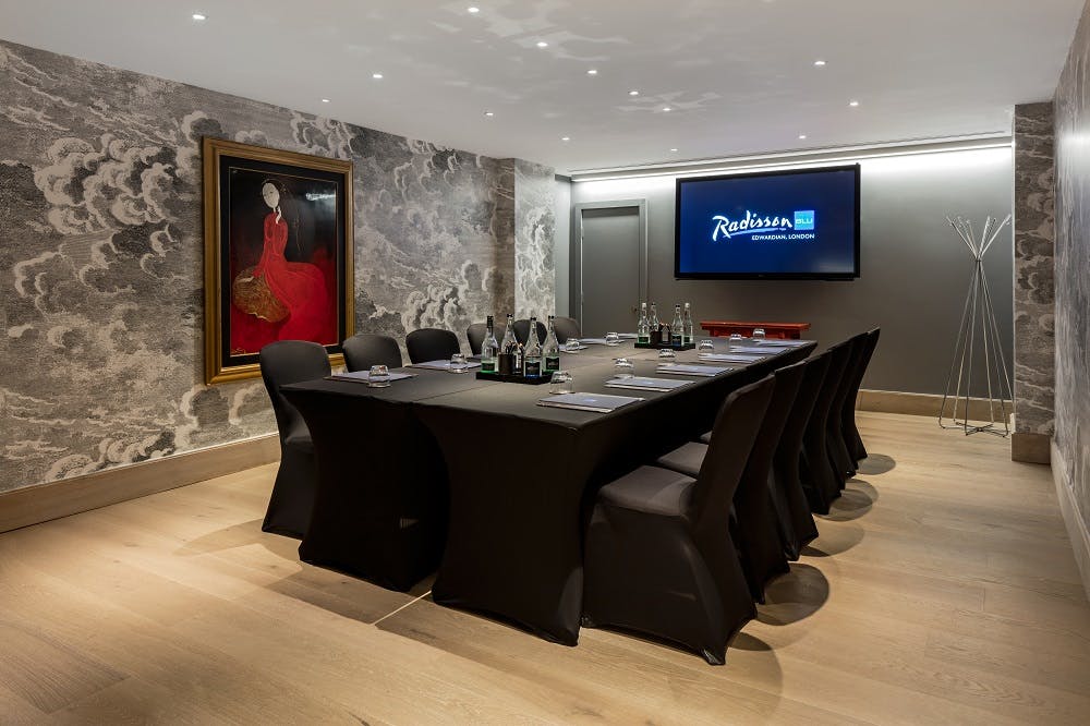 Private Suite 3 at Radisson Blu London: modern meeting room with elegant decor for corporate events.