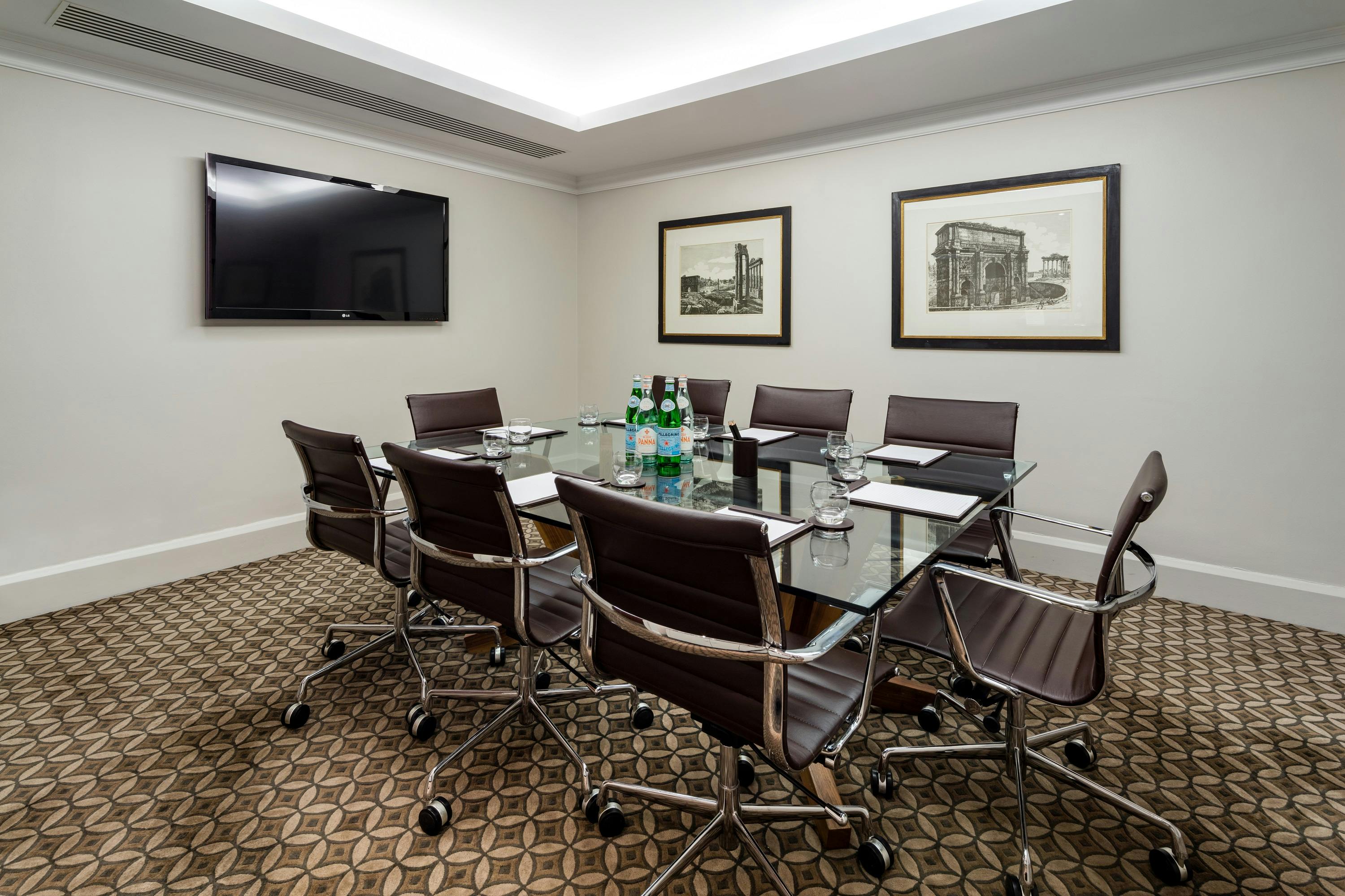 Tavistock Suite meeting room at Radisson Blu, London: sleek table, ideal for conferences.