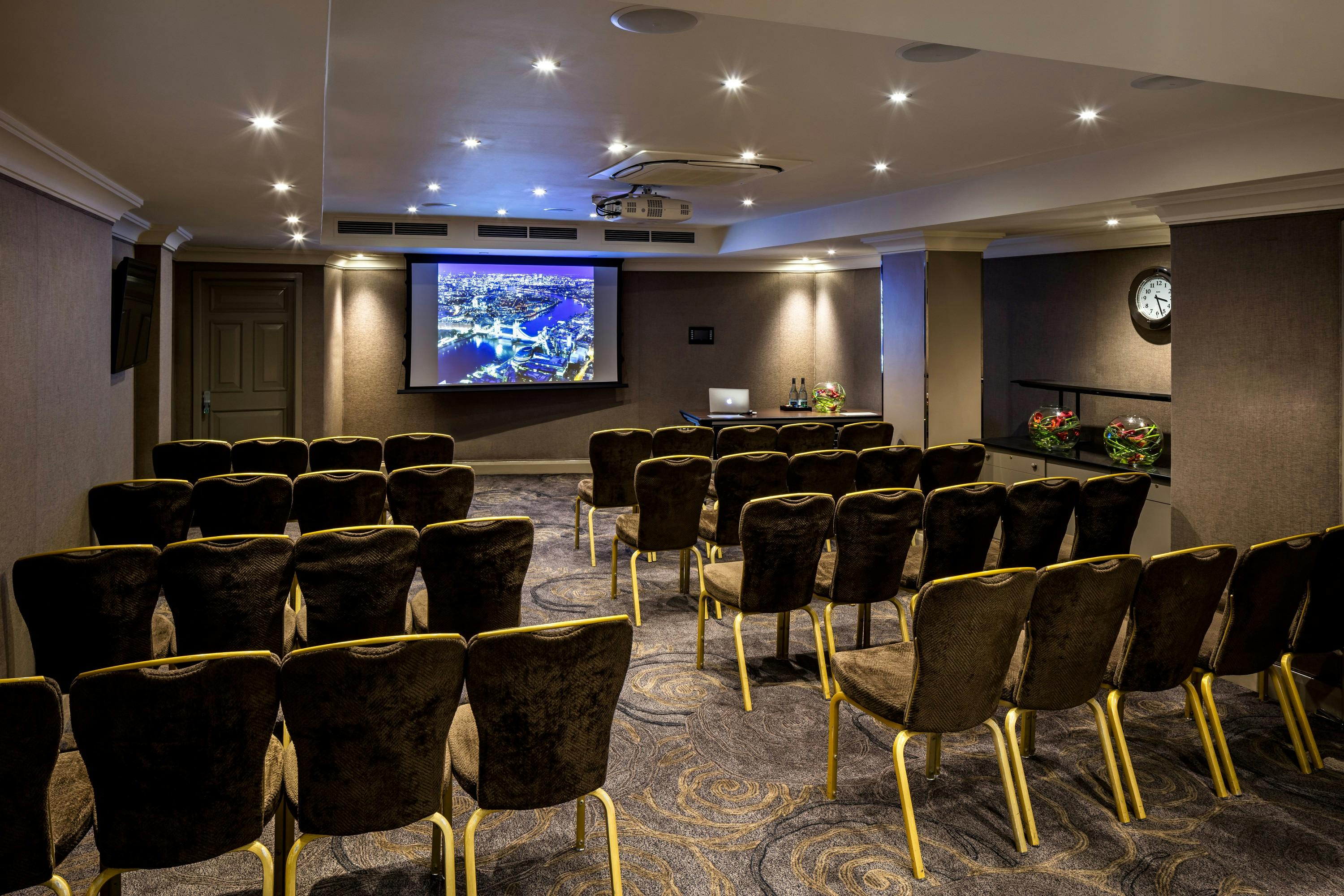 Private Room 11 at Radisson Blu, London: plush seating for meetings and workshops.