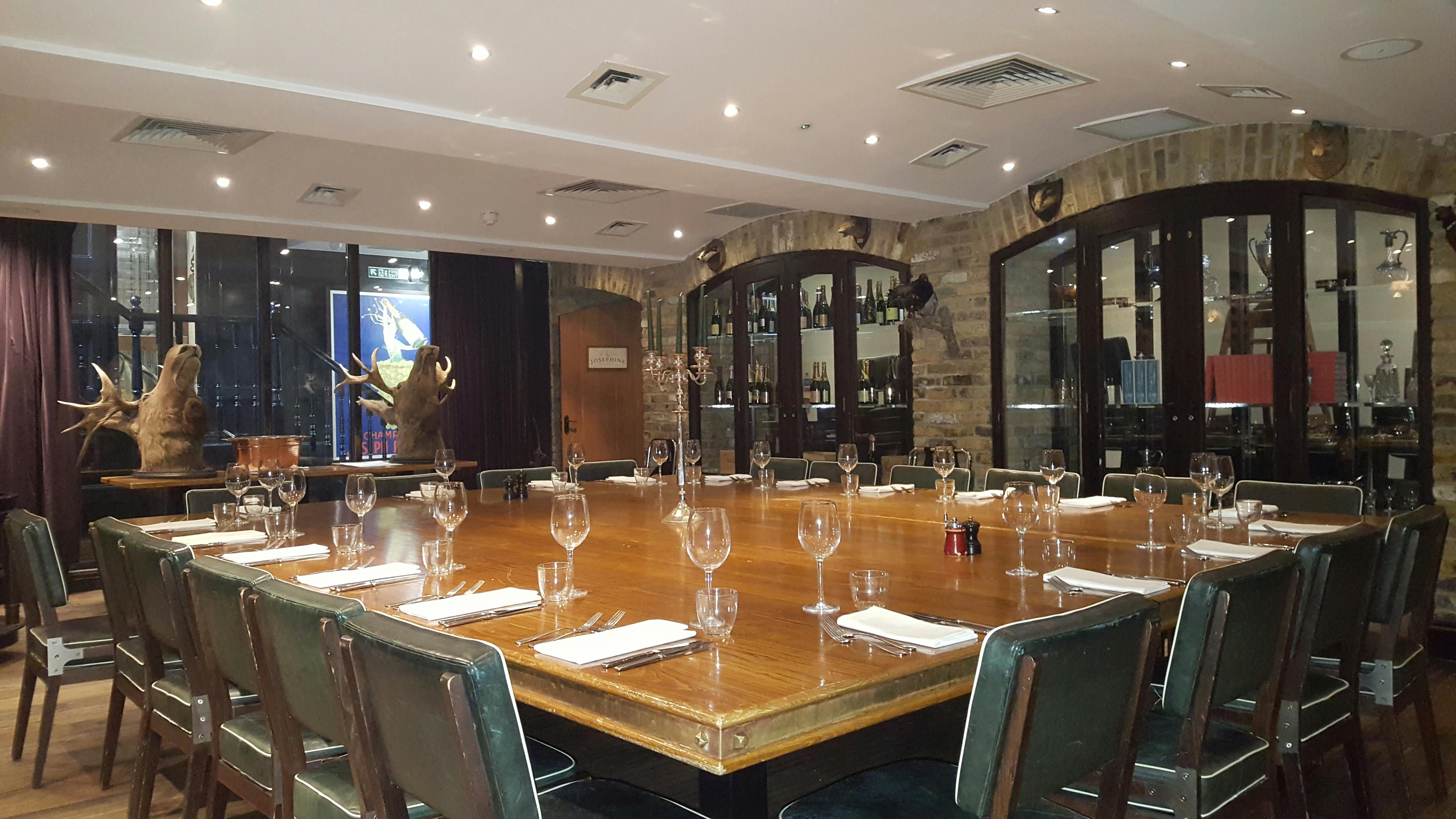 Private dining room with wooden table, ideal for corporate dinners and exclusive events.