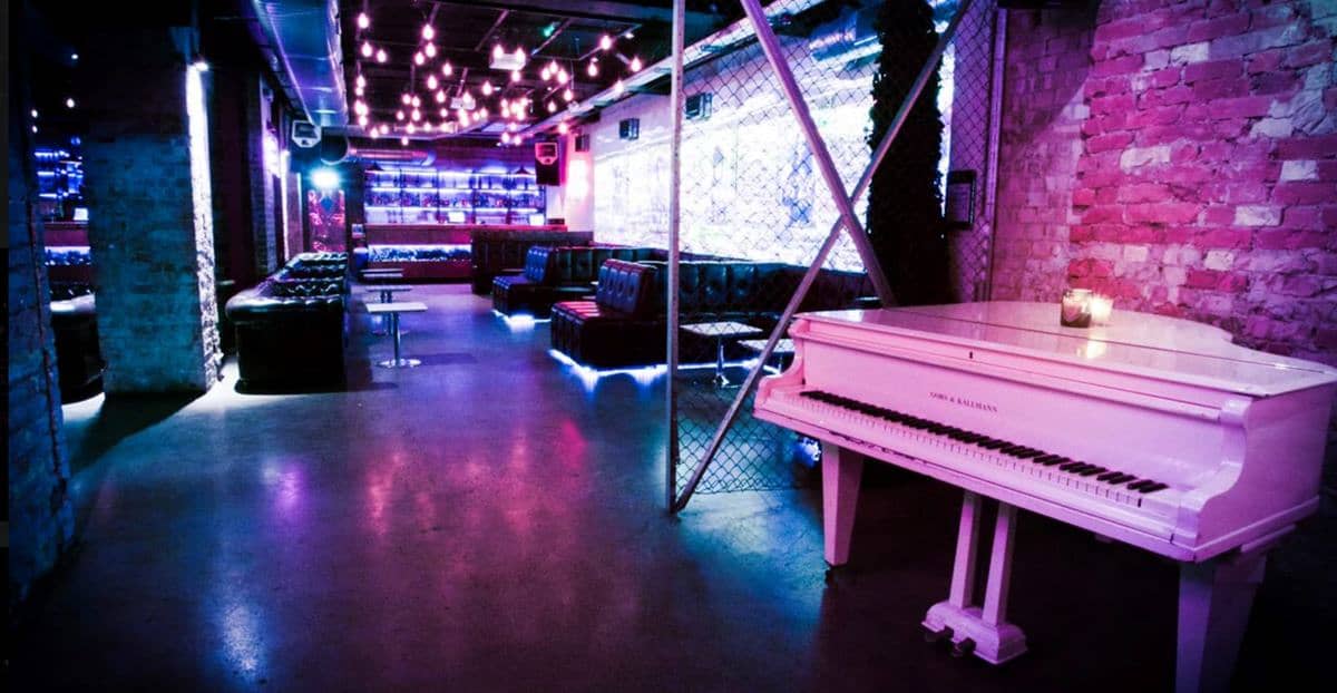 BEAT interior piano